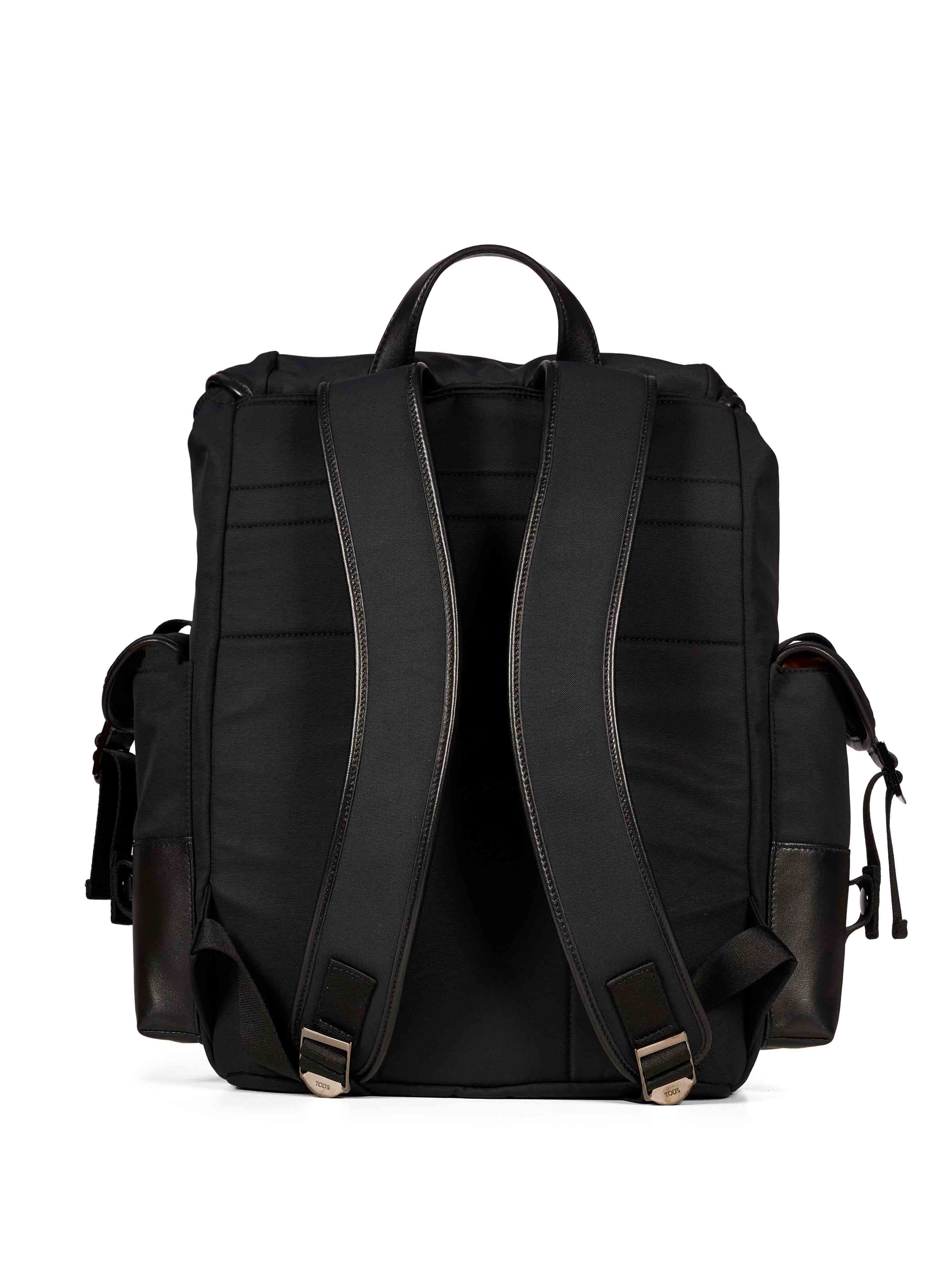 Zaino utility in tessuto tecnico con chiusura a patta e coulisse in nero 