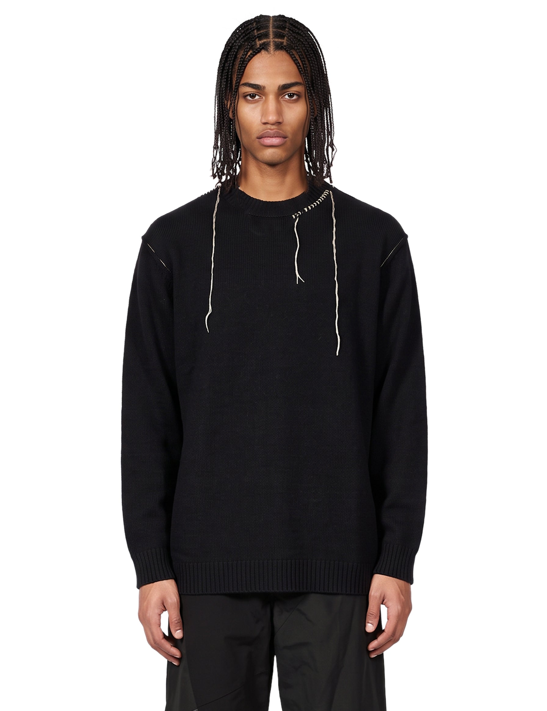 Pullover girocollo con ricamo in nero 