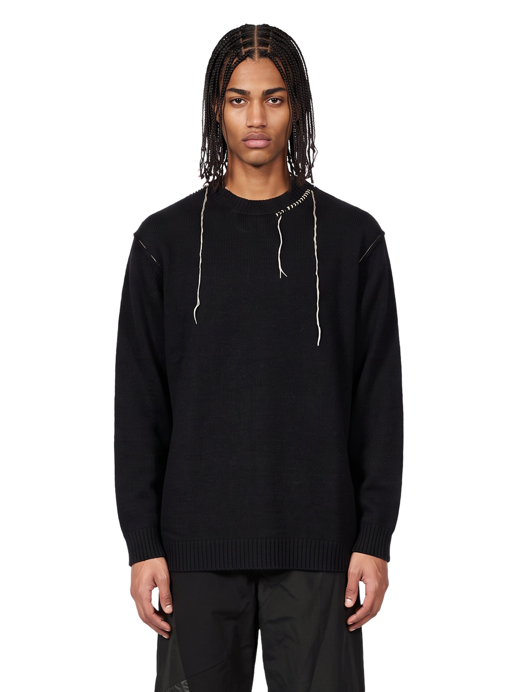 Pullover girocollo con ricamo in nero 