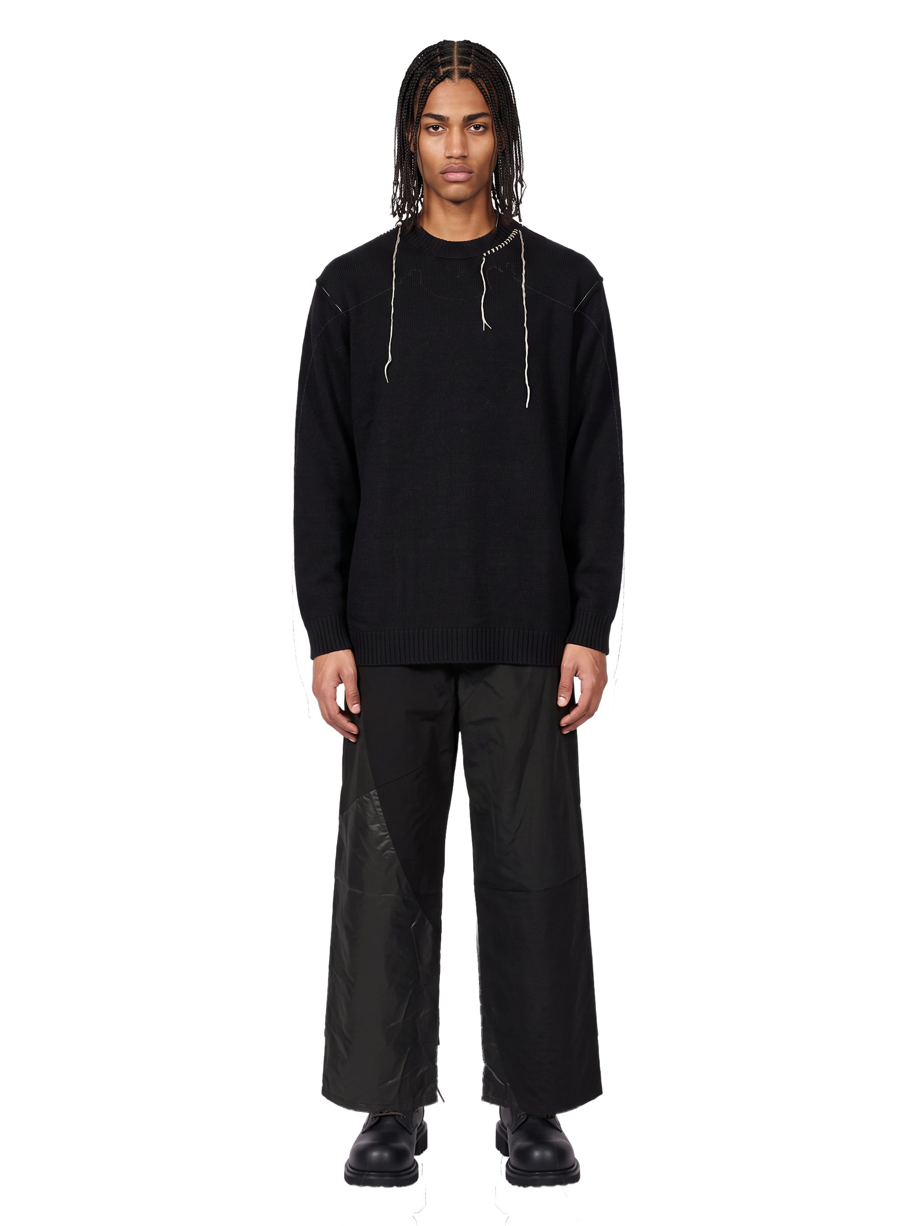 Pullover girocollo con ricamo in nero 