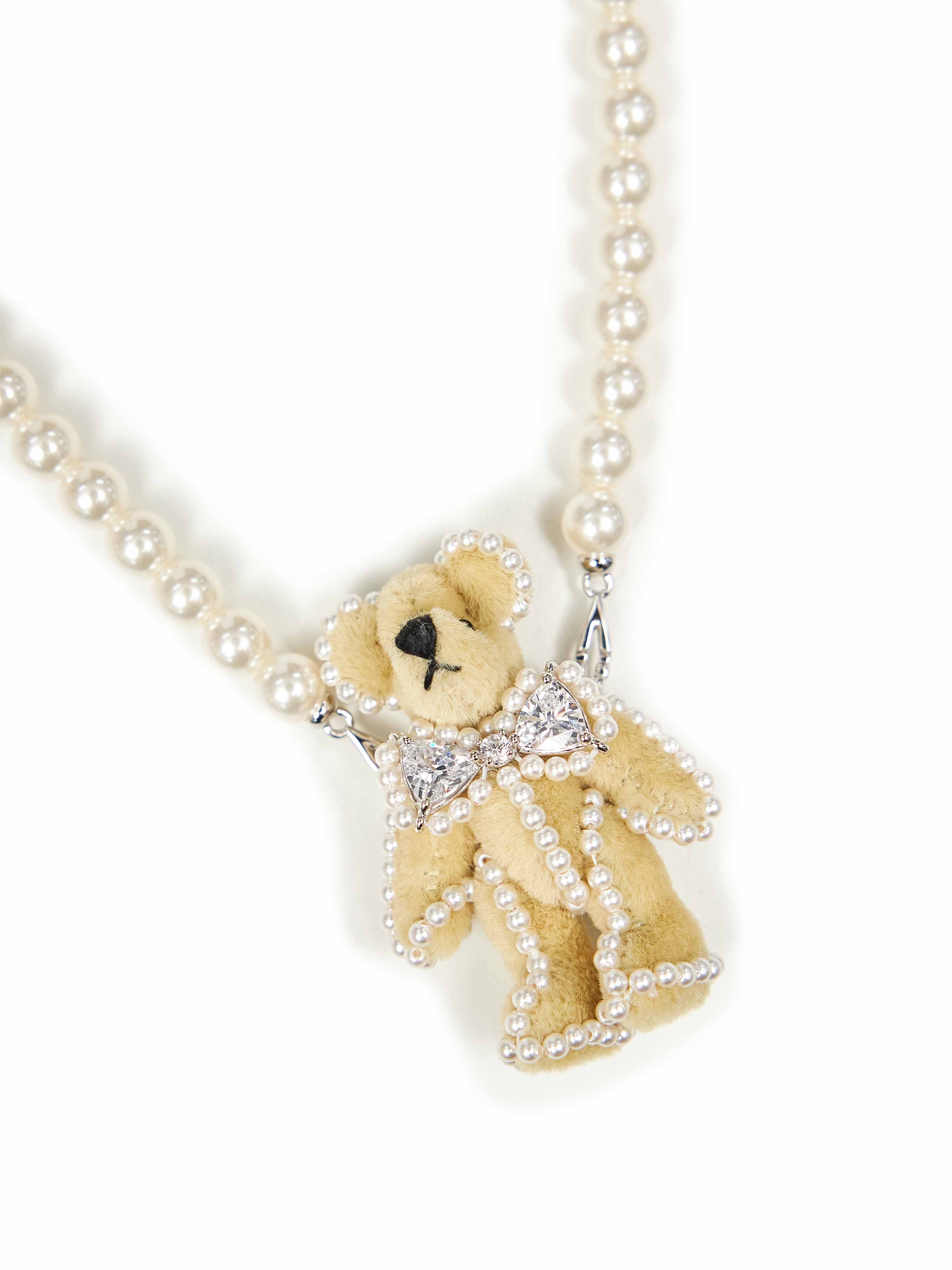 Collana con perle Bear con ciondolo in bianco e beige 