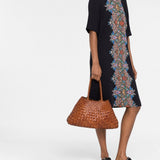 Borsa Nantucket intrecciata grande in marrone 