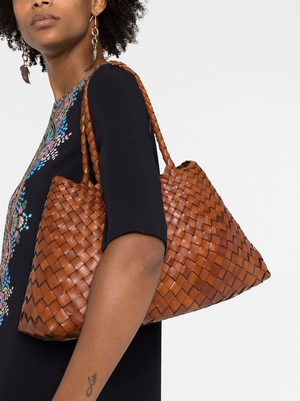 Borsa Nantucket intrecciata grande in marrone 