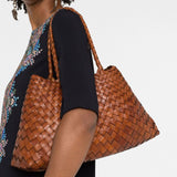 Borsa Nantucket intrecciata grande in marrone 