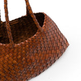 Borsa Nantucket intrecciata grande in marrone 