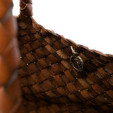 Borsa Nantucket intrecciata grande in marrone 