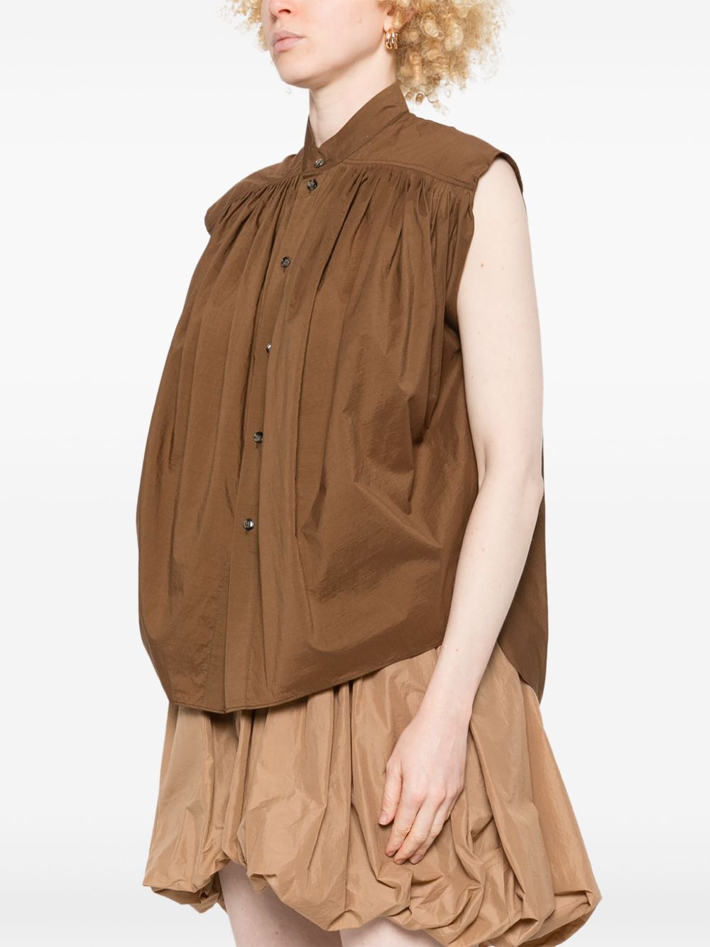 Blusa smanicata in marrone 