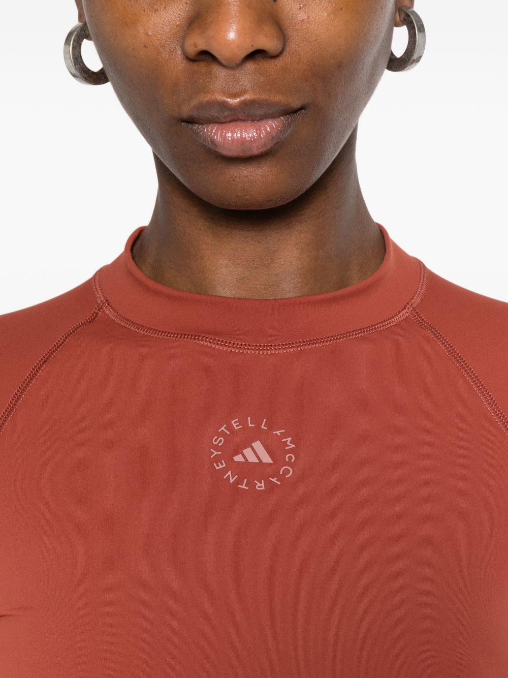 Top crop sportivo a maiche lunghe in marrone 