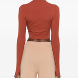 Top crop sportivo a maiche lunghe in marrone 