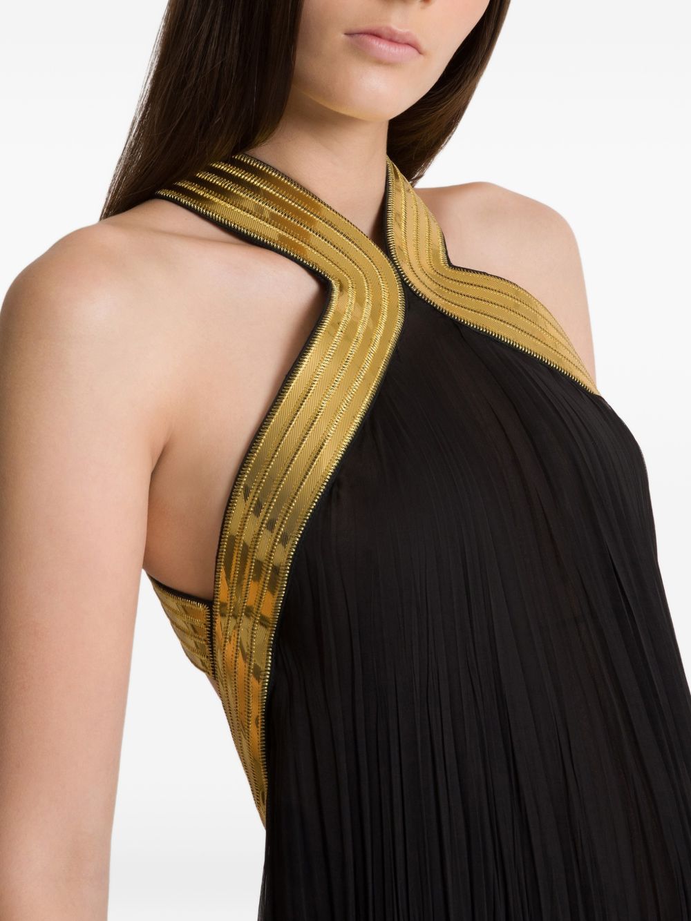 Abito lungo in chiffon plissé con ricami metallici in nero 