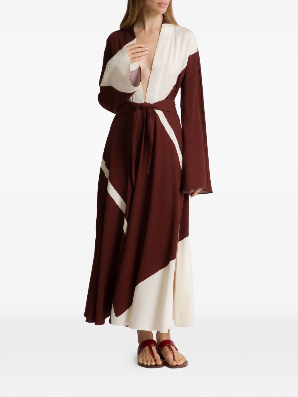 Abito lungo con scollo a V in marrone 