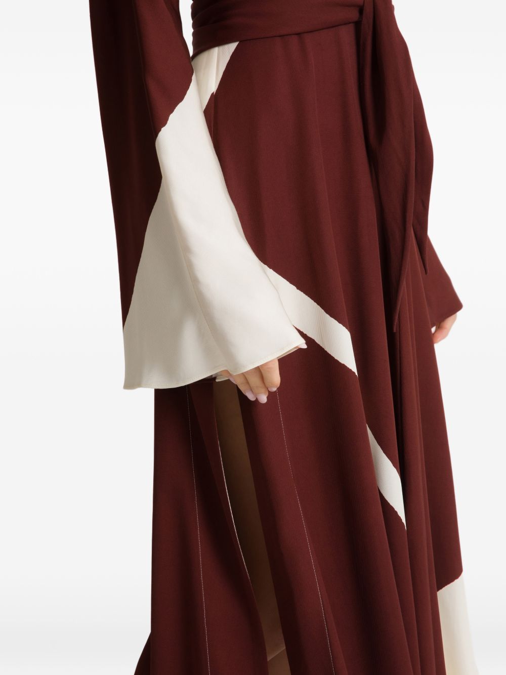 Abito lungo con scollo a V in marrone 