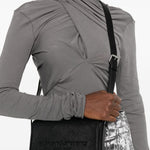 Borsa a tracolla con logo in rilievo in nero Alexander wang  - donna 