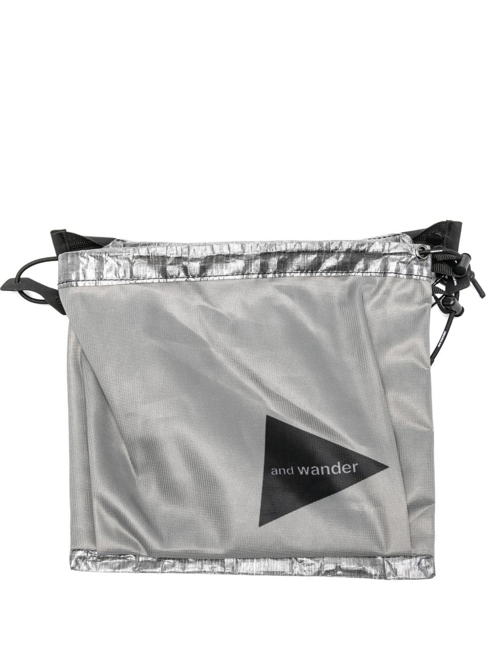 Borsa a tracolla con stampa logo in grigio And wander - uomo 