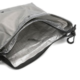 Borsa a tracolla con stampa logo in grigio And wander - uomo 