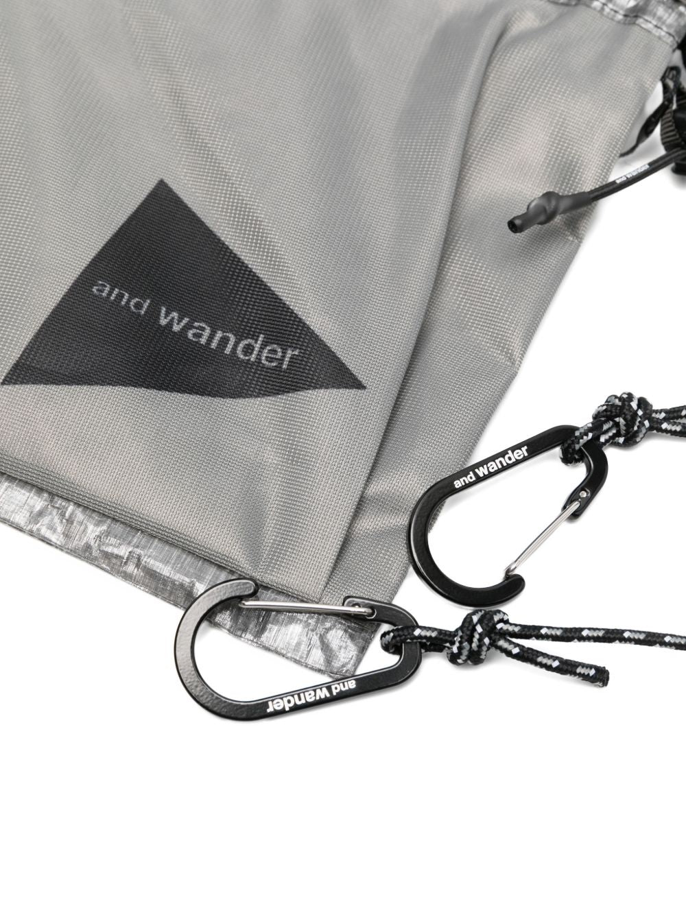 Borsa a tracolla con stampa logo in grigio And wander - uomo 