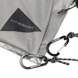 Borsa a tracolla con stampa logo in grigio And wander - uomo 