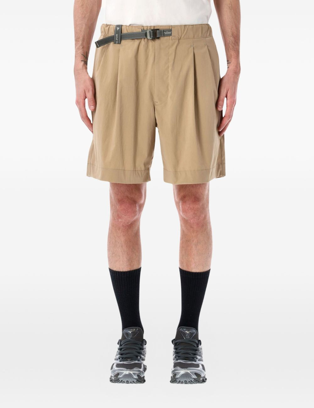 Pantaloncini a pieghe con cintura in beige And wander - uomo 