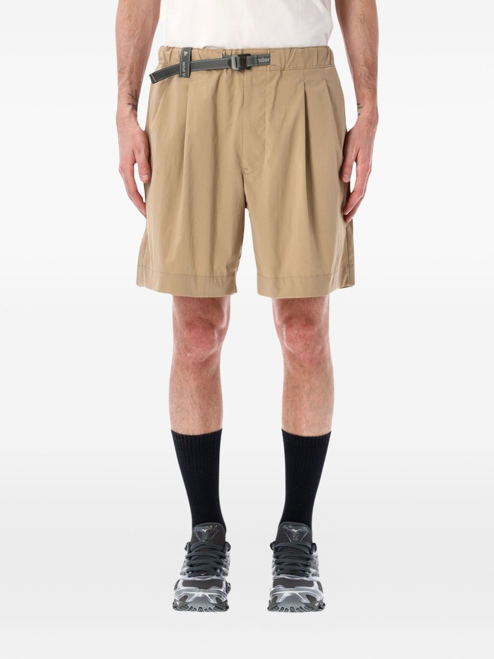 Pantaloncini a pieghe con cintura in beige And wander - uomo 