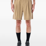 Pantaloncini a pieghe con cintura in beige And wander - uomo 