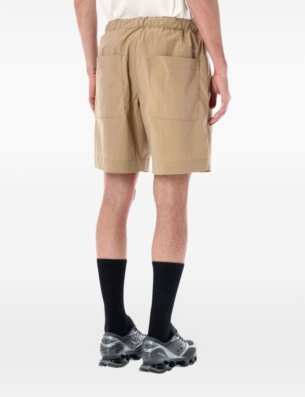 Pantaloncini a pieghe con cintura in beige And wander - uomo 