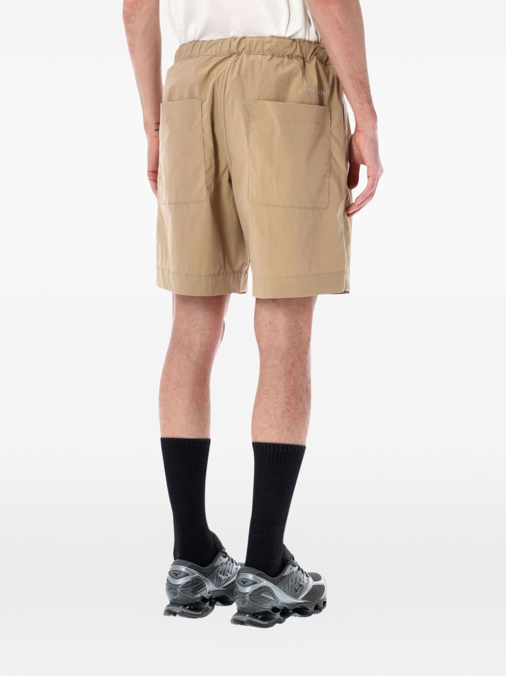 Pantaloncini a pieghe con cintura in beige And wander - uomo 