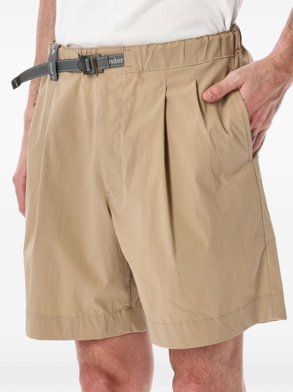 Pantaloncini a pieghe con cintura in beige And wander - uomo 