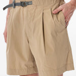 Pantaloncini a pieghe con cintura in beige And wander - uomo 
