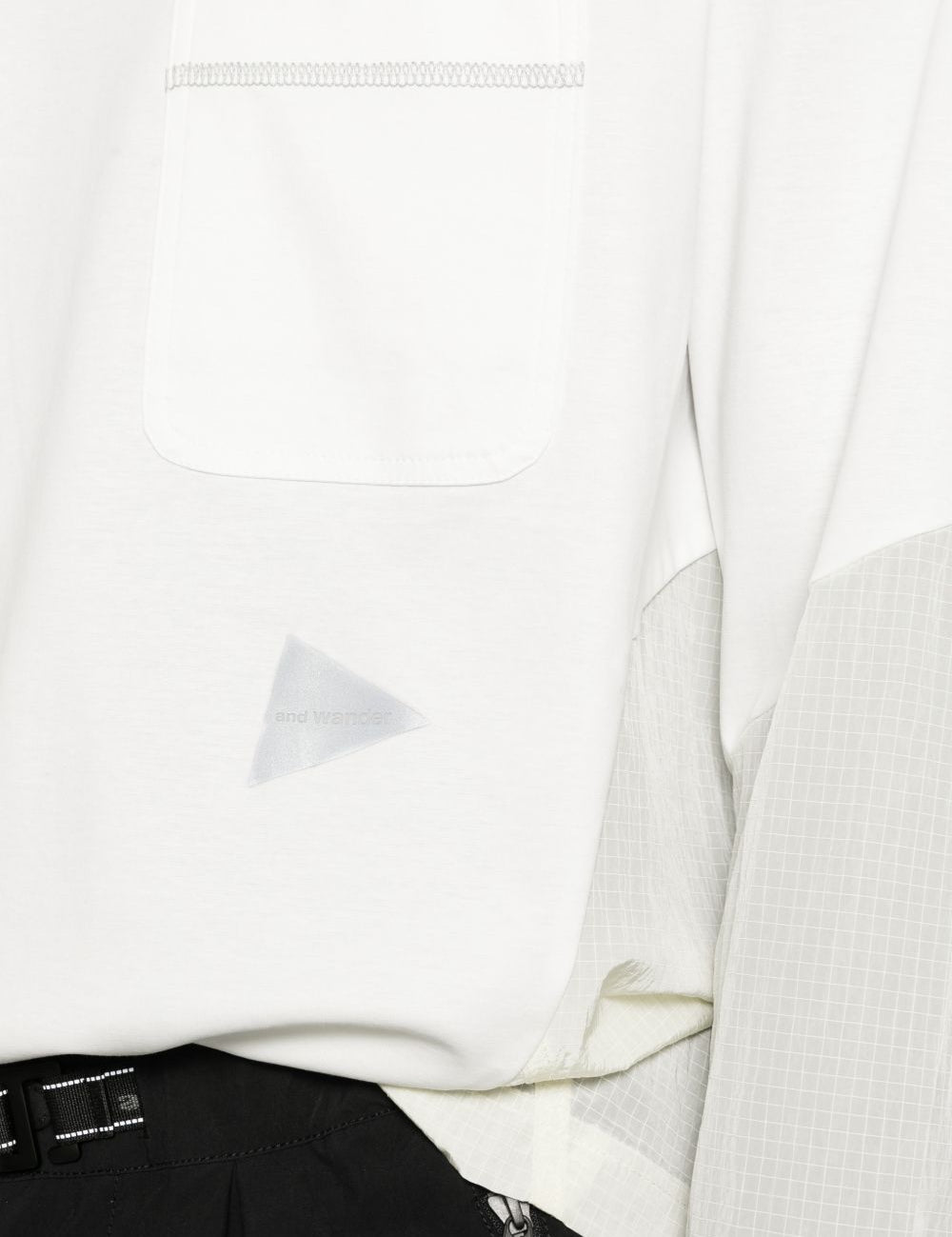 T-shirt a maniche lunghe con tasca in bianco And wander - uomo 