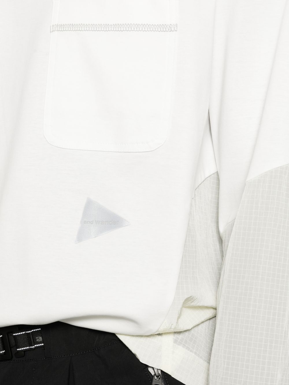 T-shirt a maniche lunghe con tasca in bianco And wander - uomo 