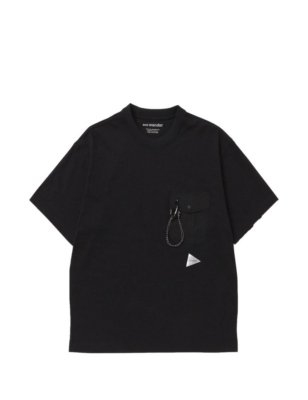 T-shirt con moschettone e tasca sul petto in nero And wander - uomo 