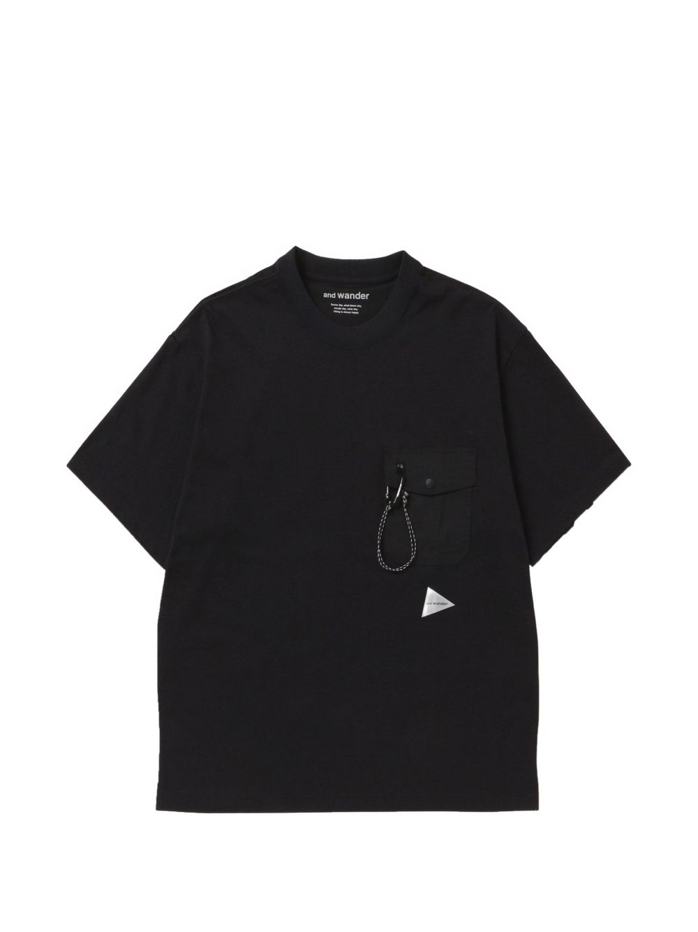 T-shirt con moschettone e tasca sul petto in nero And wander - uomo 
