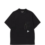 T-shirt con moschettone e tasca sul petto in nero And wander - uomo 