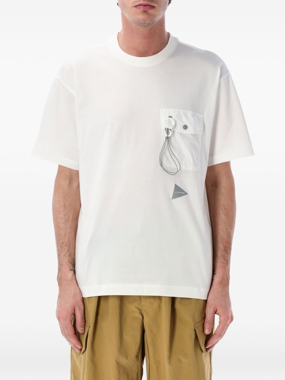 T-shirt con tasca a patta in bianco And wander - uomo 