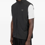 Gilet con zip sul collo in nero Arc'teryx - uomo 