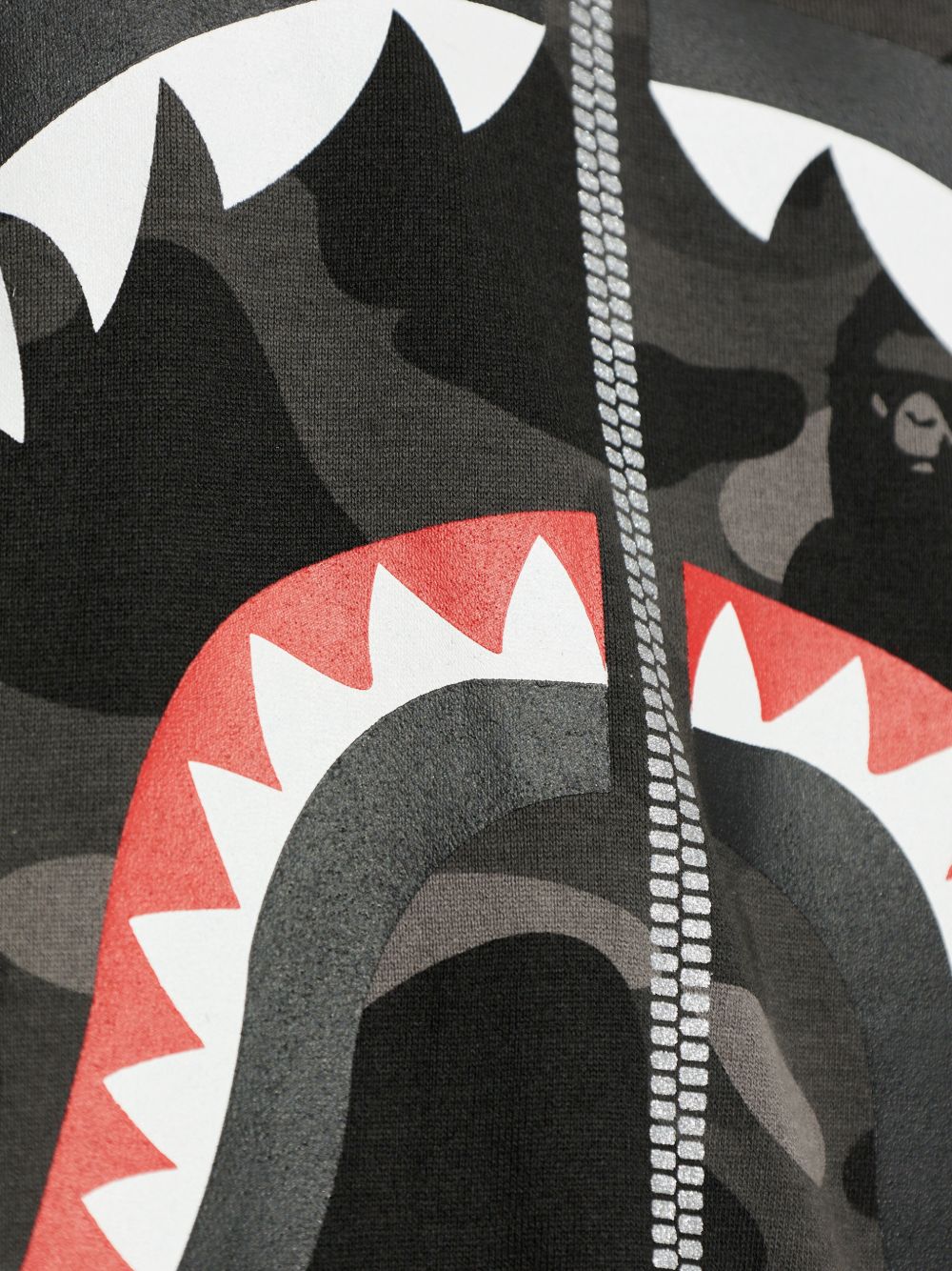T-shirt con stampa mimetica e dettagli squalo in nero A bathing ape - uomo 