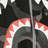 T-shirt con stampa mimetica e dettagli squalo in nero A bathing ape - uomo 