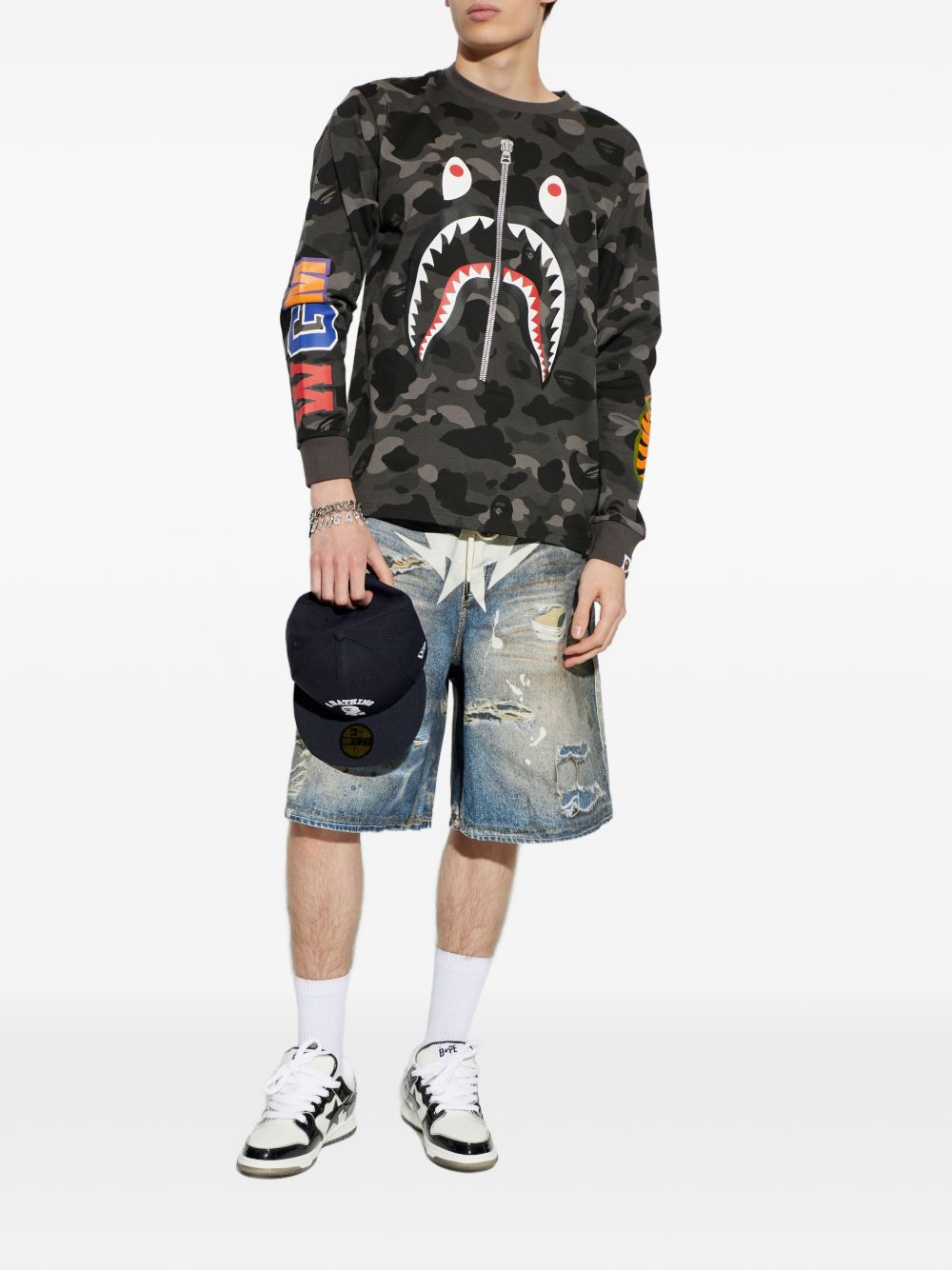 T-shirt con stampa mimetica e dettagli squalo in nero A bathing ape - uomo 
