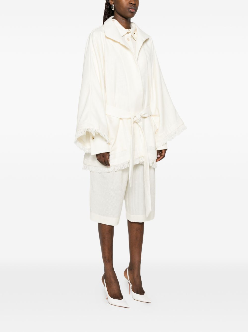 Cappotto con frange e cintura in bianco Batakovic - donna 
