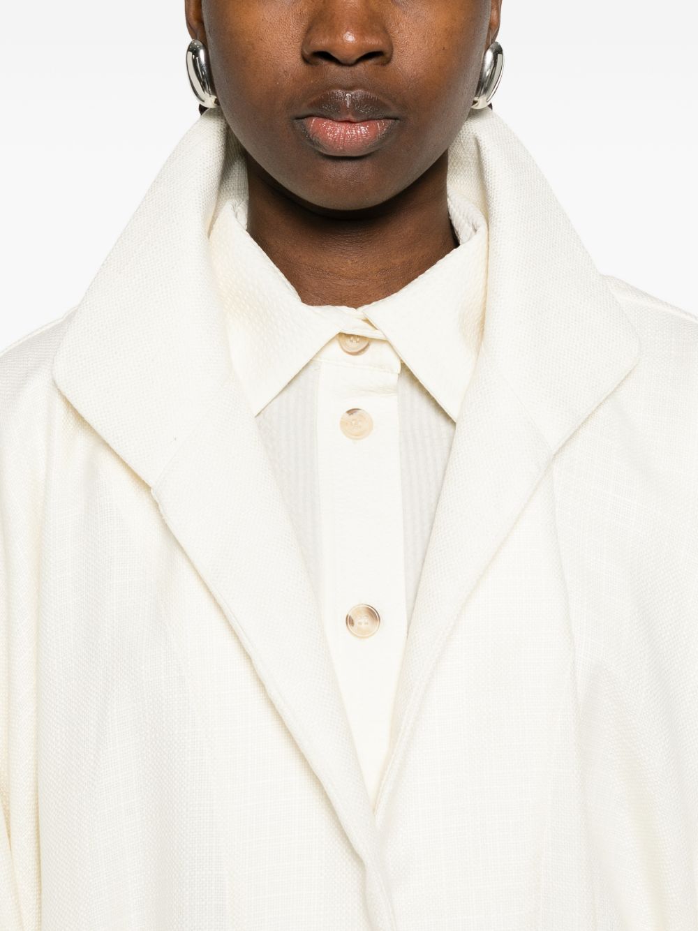 Cappotto con frange e cintura in bianco Batakovic - donna 