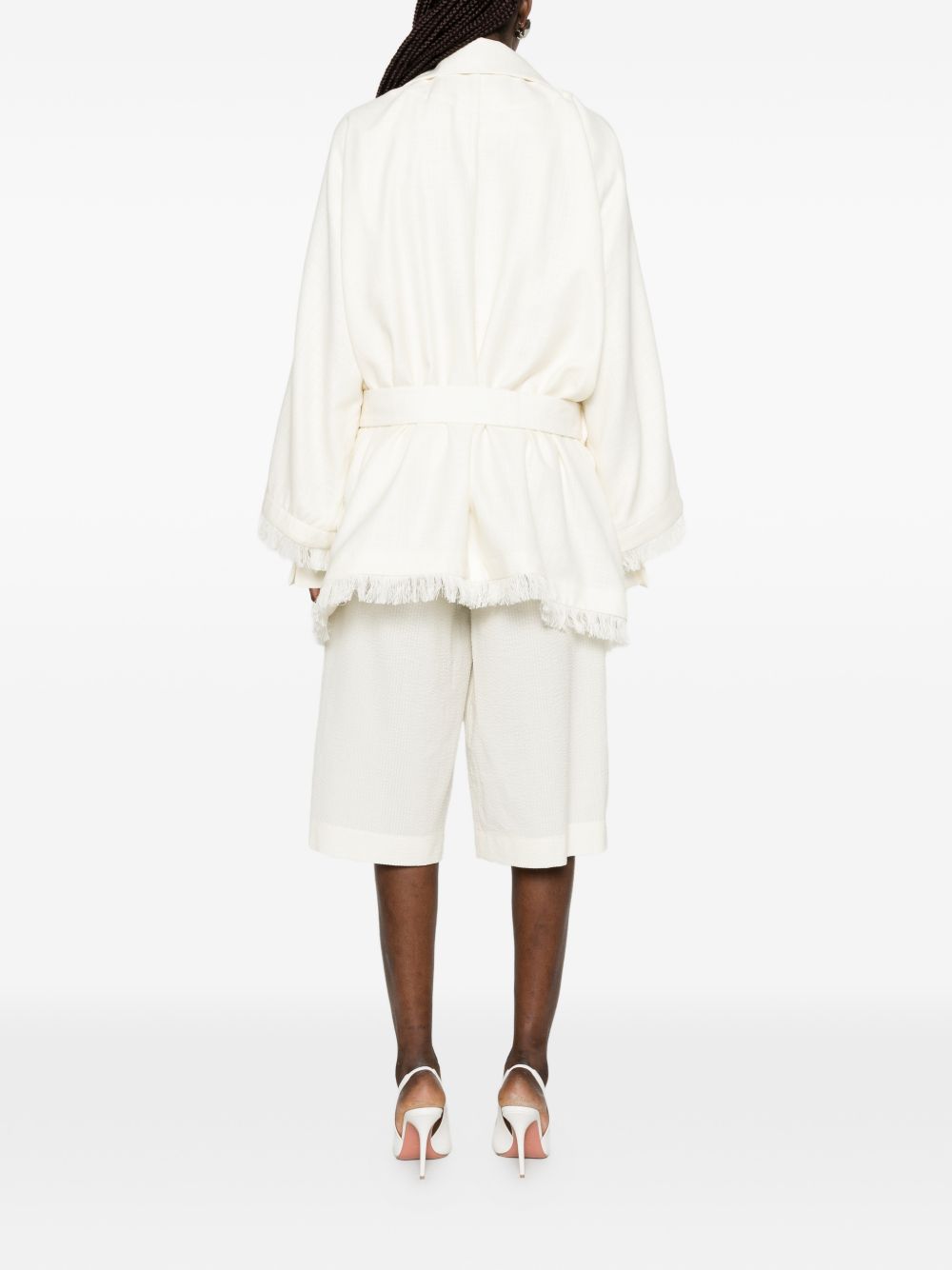 Cappotto con frange e cintura in bianco Batakovic - donna 