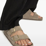 Ciabatte arizona in grigio taupe Birkenstock - unisex 
