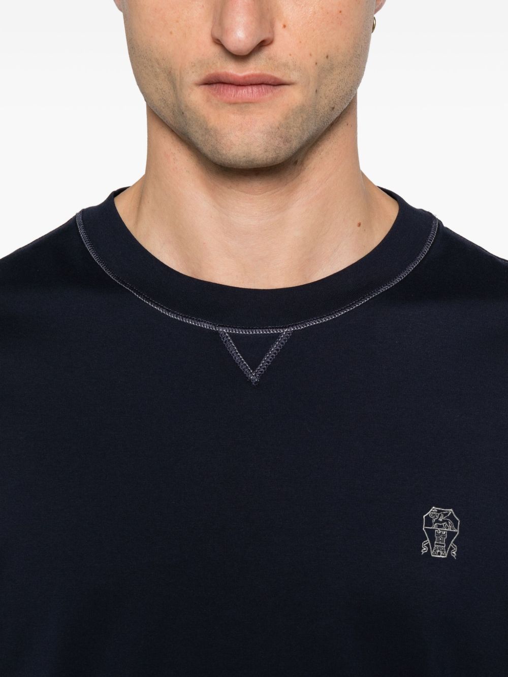 T-shirt girocollo con logo ricamato in blu Brunello cucinelli - uomo 