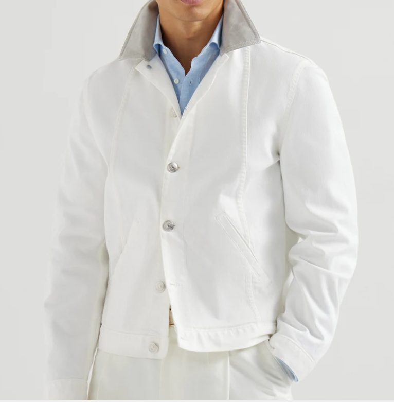 Giubbino in denim con colletto in pelle on bianco 