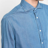 Camicia con colletto classico in denim blu brunello cucinelli - uomo 