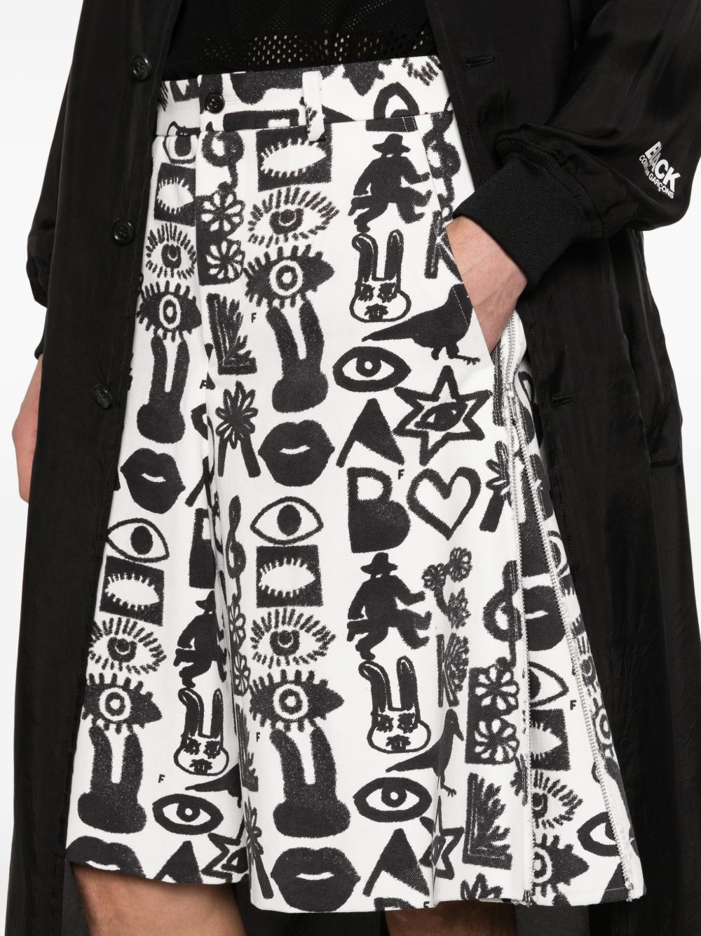Shorts con stampa Fantasia in nero e bianco Comme des garcons black - unisex 