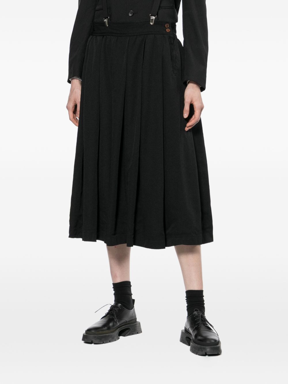 Gonna midi a pieghe con bretelle in nero COMME DES GARCONS BLACK - donna 