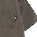 Camicia a maniche corte con patch logo in verde Comme des garcons homme - uomo 