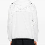 Impermeabile con cappuccio e logo in bianco Comme des garcons play x k-way - unisex 