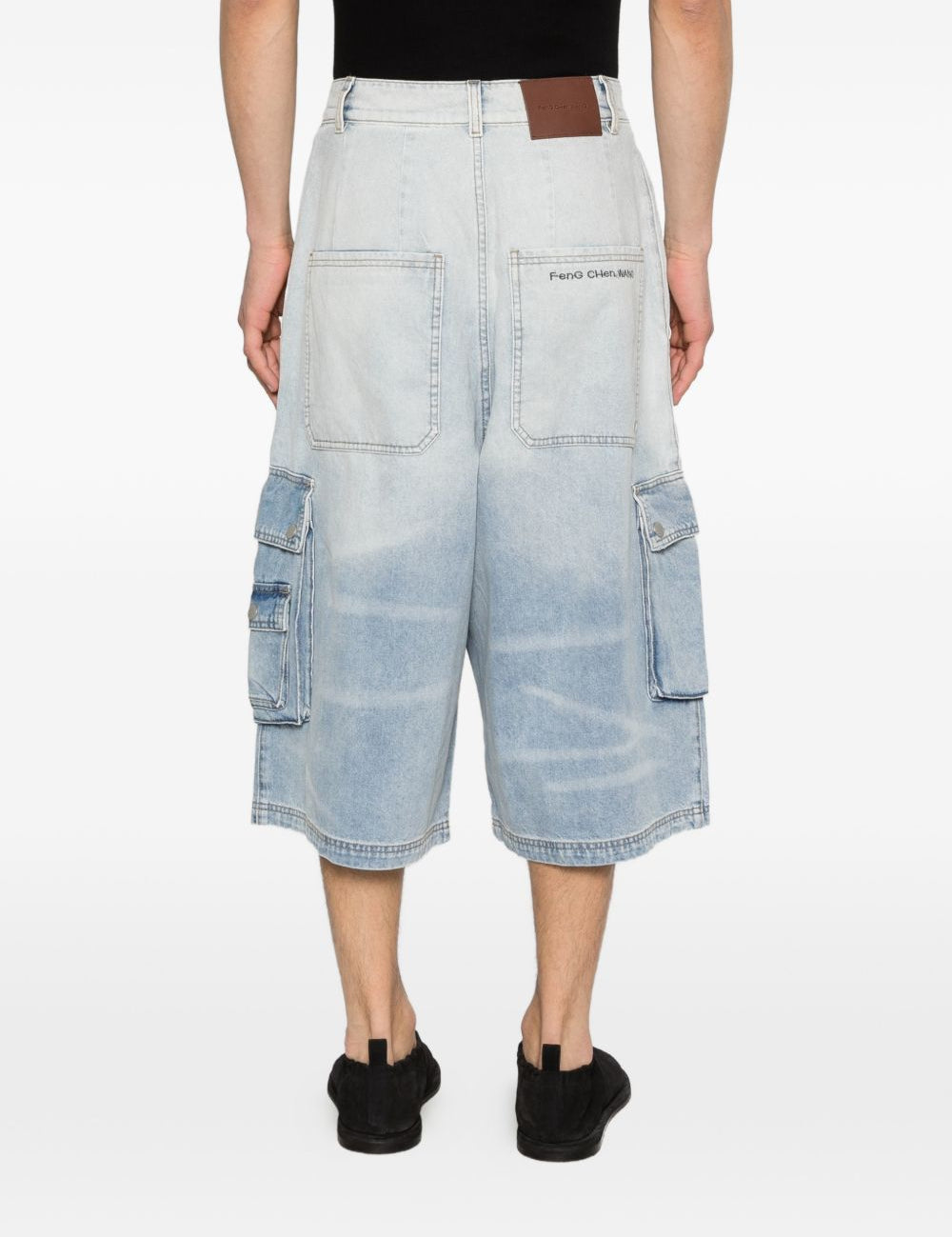 Pantaloncini con tasche cargo in blu Feng chen wang - uomo 